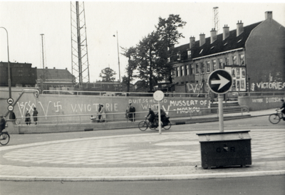 811878 Afbeelding van de op de noordelijke wand van de Leidseveertunnel te Utrecht geschreven leuzen in het kader van ...